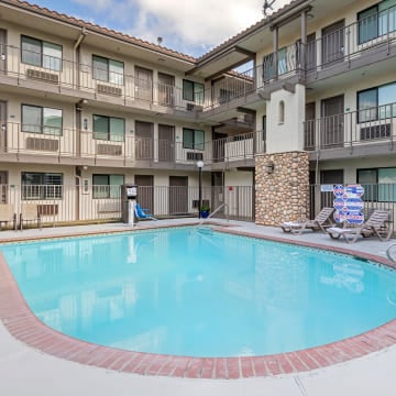 What amenities does Hillstone Inn Tulare offer to guests?