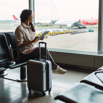 What is the closest airport to the Hillstone Inn Tulare?